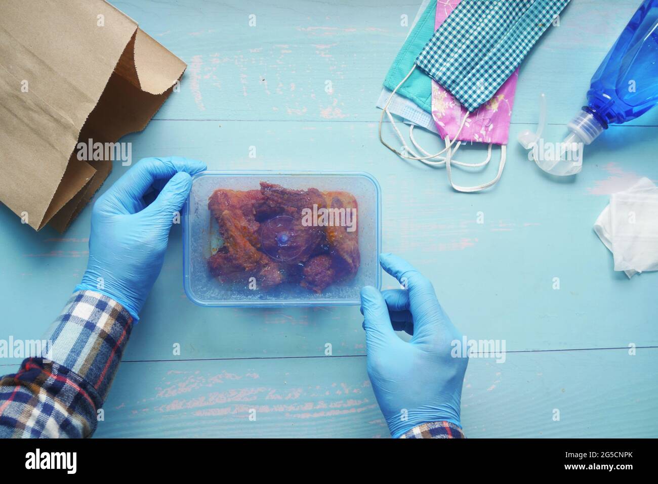 pulizia rimuovere il contenitore degli alimenti con un panno Foto Stock