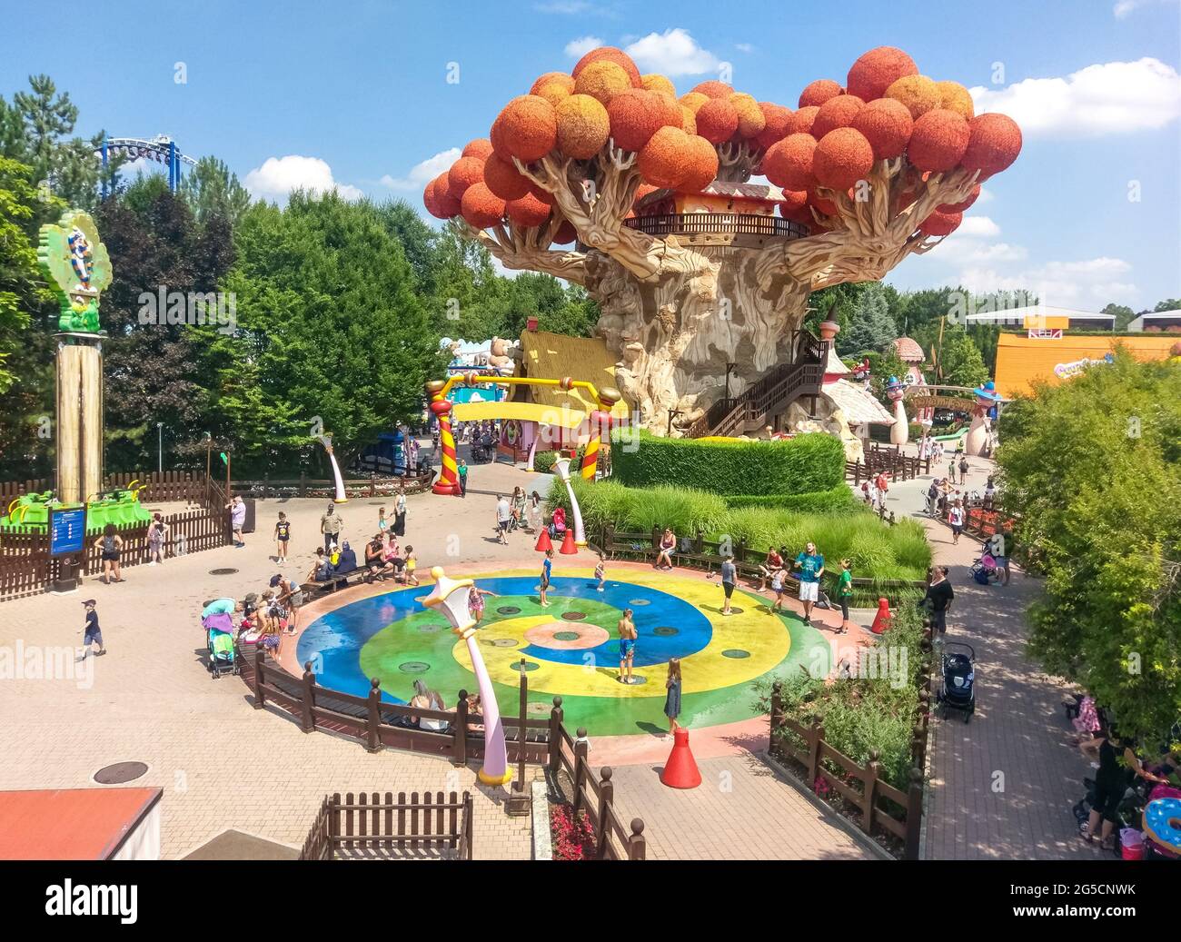 Castelnuovo del Garda, 2017 luglio: Parco divertimenti a tema Gardaland. Vista dall'alto dell'attrazione centrale sotto forma di un albero gigante e di una struttura acquatica Foto Stock