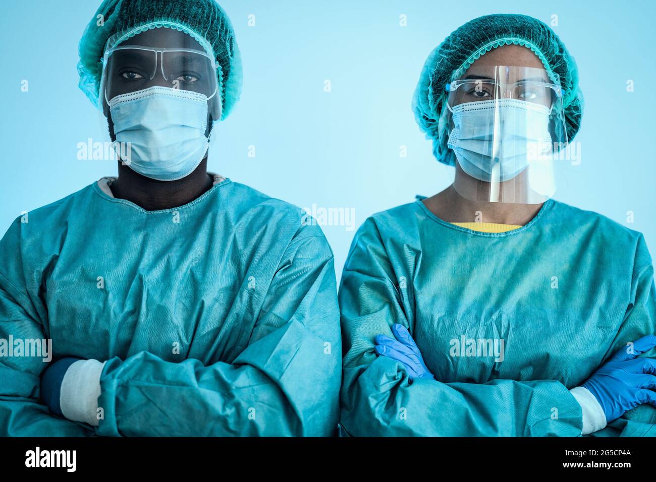Medici multirazziali che indossano dispositivi di protezione personale che combattono contro il virus della corona Focolaio - concetto di assistenza sanitaria e lavoratori medici Foto Stock