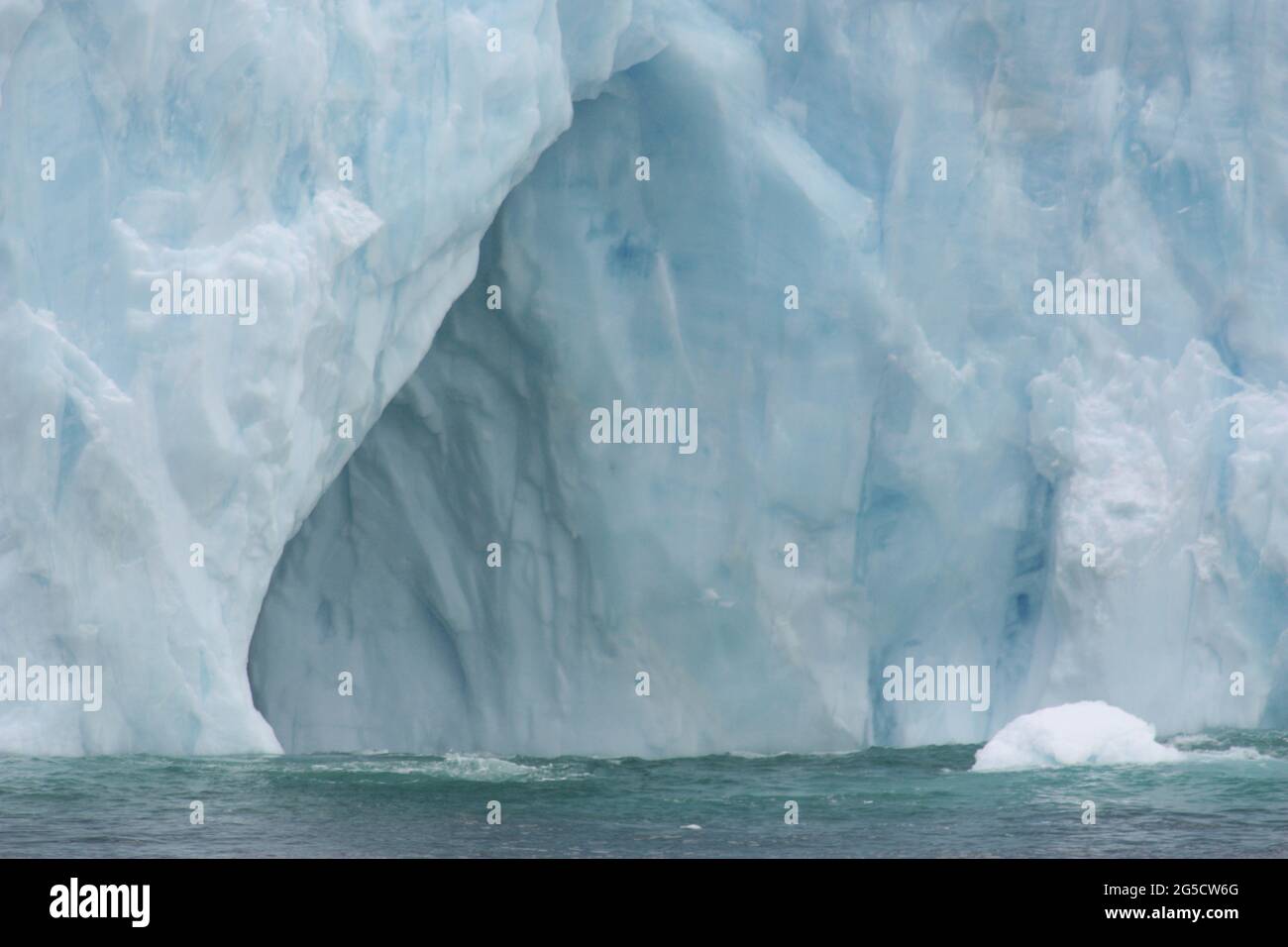 Primo piano di un iceberg tabulare all'Isola di Horseshoe, Penisola Antartica, Antartide Foto Stock