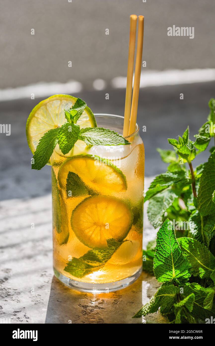 Tè freddo con menta e lime ghiacciate. Fresco estivo drink.eco paglia Foto Stock