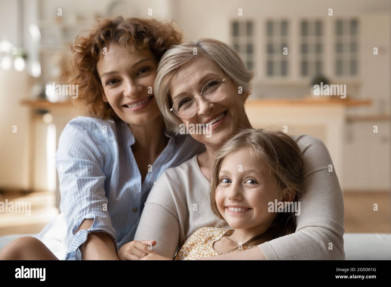 Felice Unione tre generazioni di famiglia in posa a casa. Foto Stock