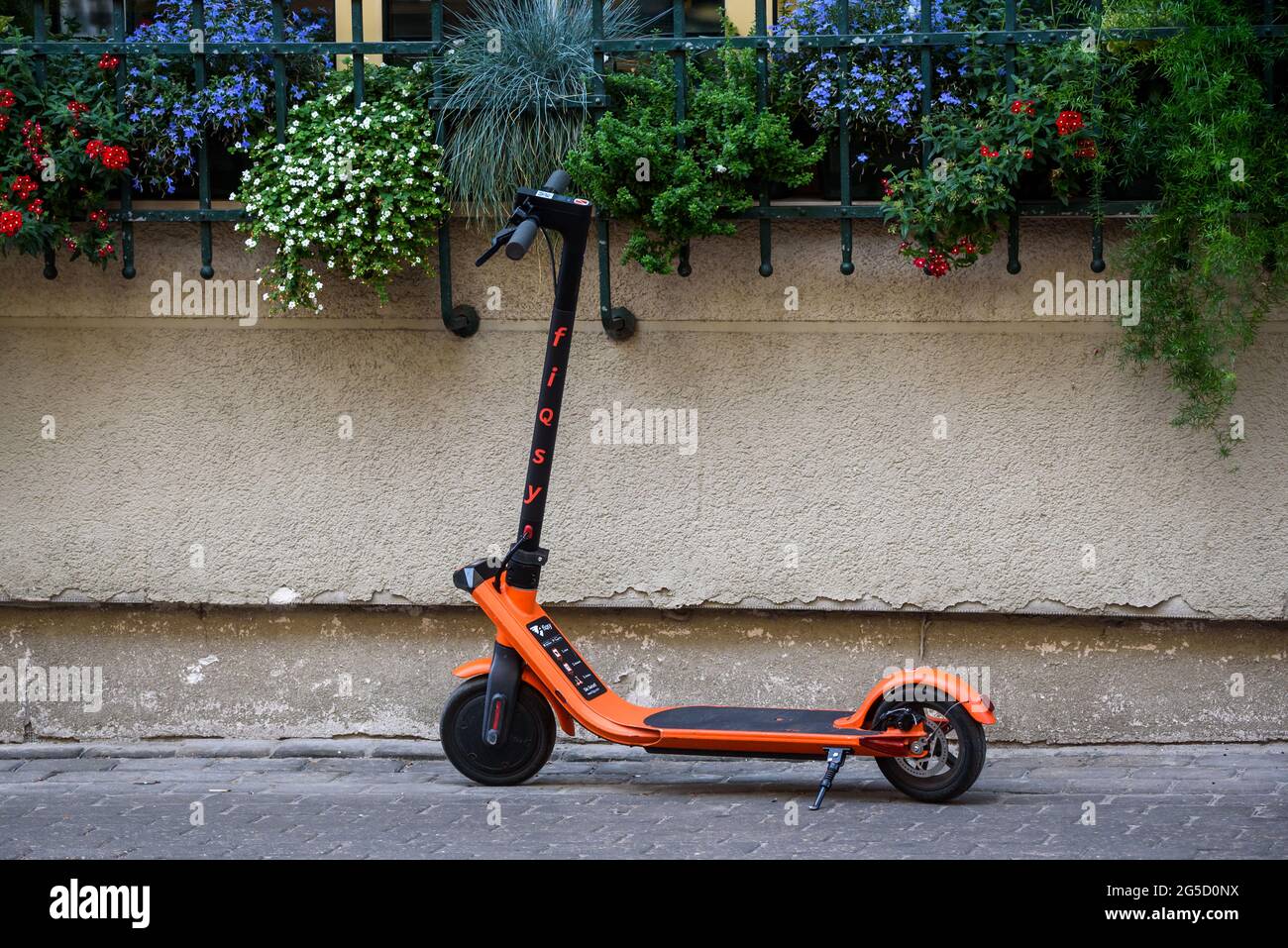 RIGA, LETTONIA. 30 agosto 2019. Scooter elettrico FIQSY sul marciapiede. Foto Stock