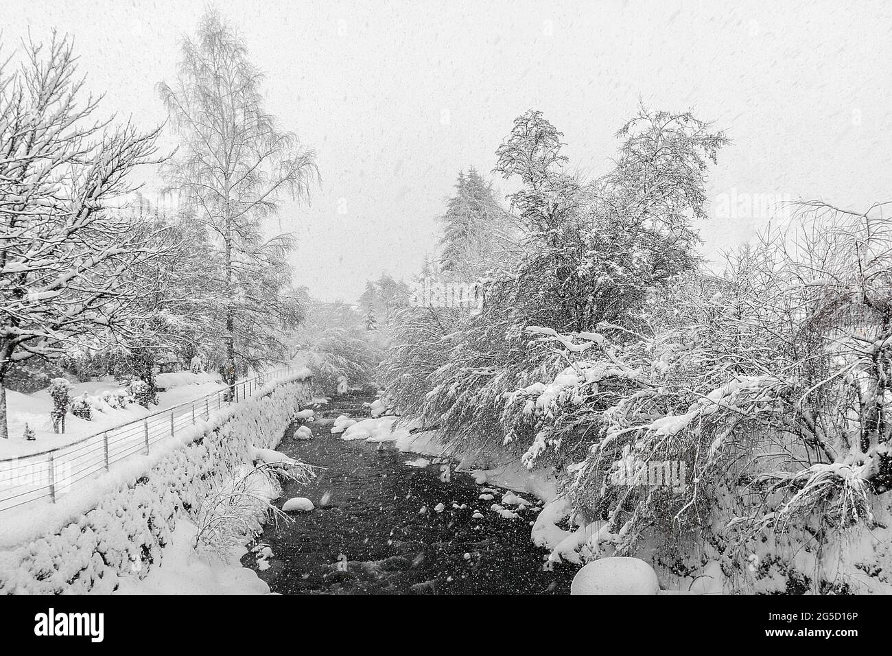 Kirchberg in Tirolo, inverno. Fiume, nevicate pesanti, bizzarda Foto Stock