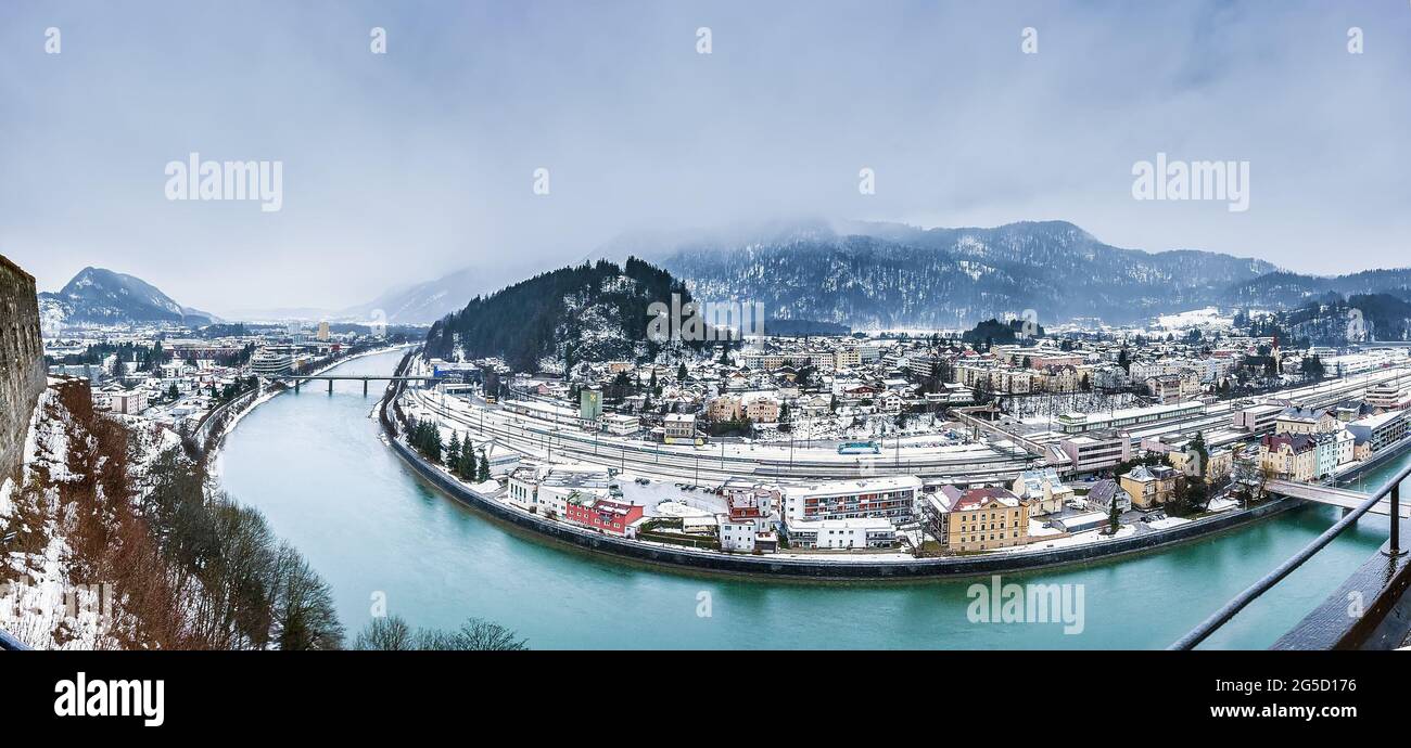 Panorama di Kufstein (Tirolo, Tirolo Austria) Fortezza Festung, in una giornata invernale piovosa Foto Stock