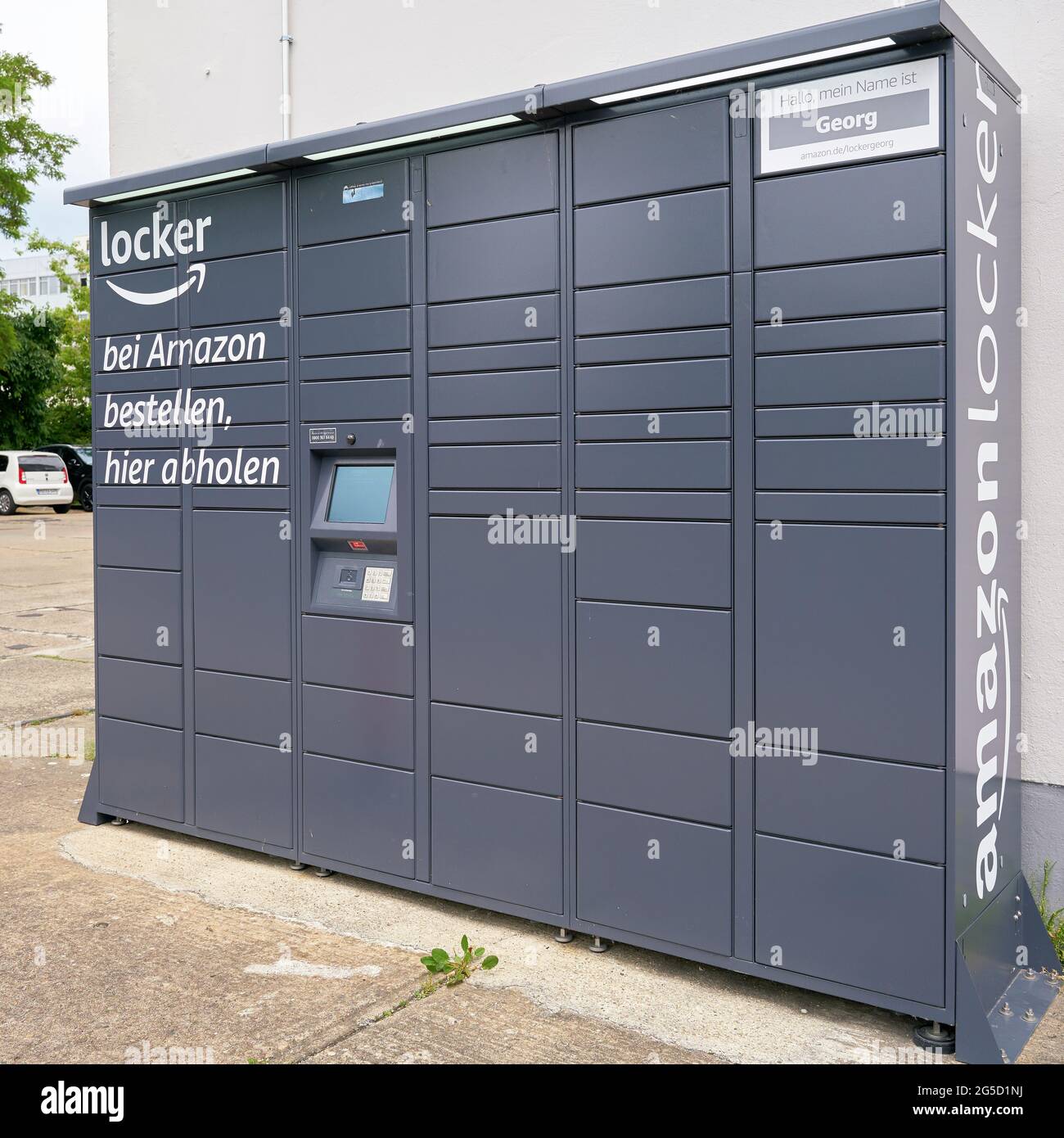 Stazione di prelievo Amazon Locker con armadietti per pacchi dalla  compagnia di posta Amazon nel centro di Magdeburg in Germania Foto stock -  Alamy