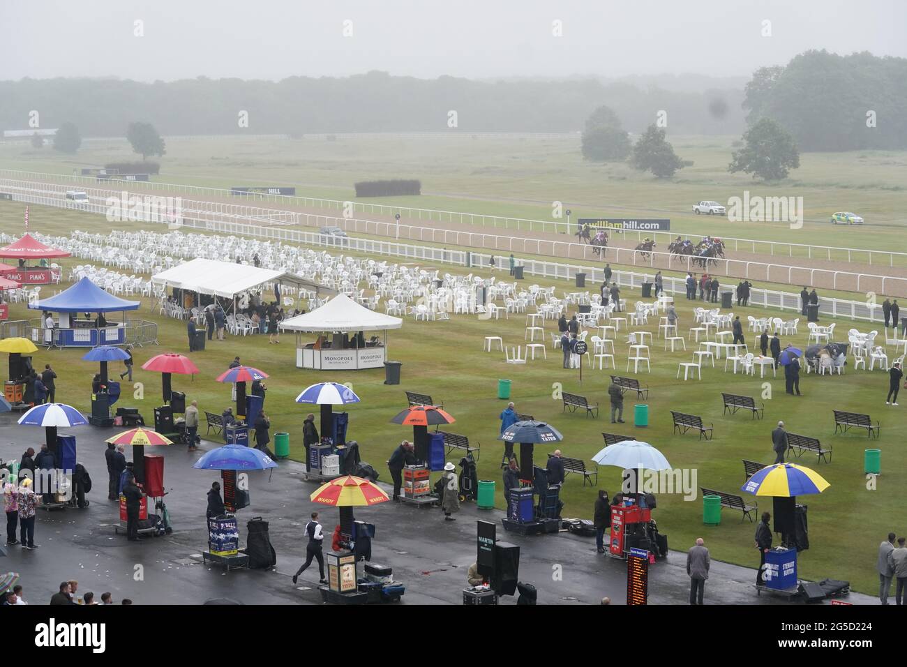 I corridori e i corridori della William Hill Chipchase Stakes (Gruppo 3) si corrono durante il William Hill Northumberland Plate Day all'ippodromo di Newcastle. Data immagine: Sabato 26 giugno 2021. Foto Stock