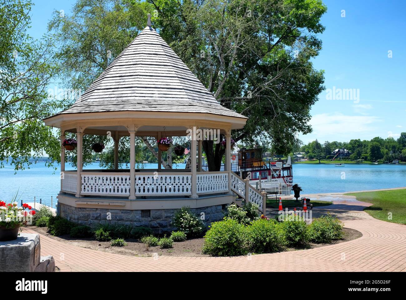 SKANEATELES, NEW YORK - 17 GIUGNO 2021: Gazebo nel Parco del Clift sulle rive del lago Skaneateles. Foto Stock