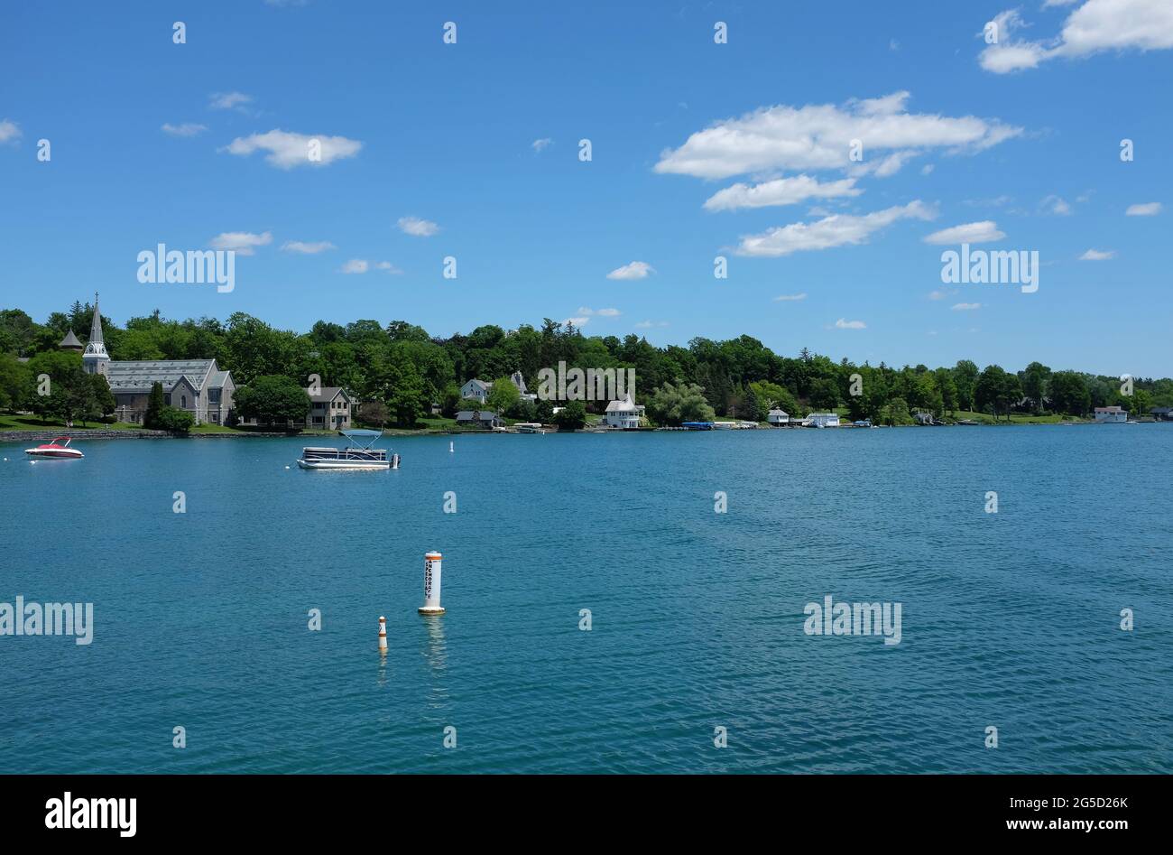 SKANEATELES, NEW YORK - 17 GIUGNO 2021: Chiesa episcopale di San Giacomo e case sul lago Skaneateles nella parte settentrionale dello stato di New York. Foto Stock
