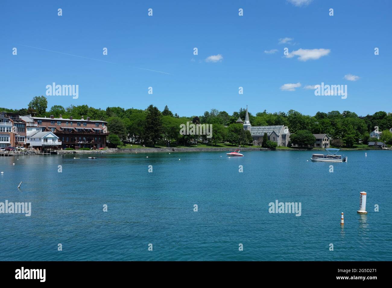SKANEATELES, NEW YORK - 17 GIUGNO 2021: Thayer Park e St. James Episcopal Church sul lago Skaneateles visto dal molo. Foto Stock
