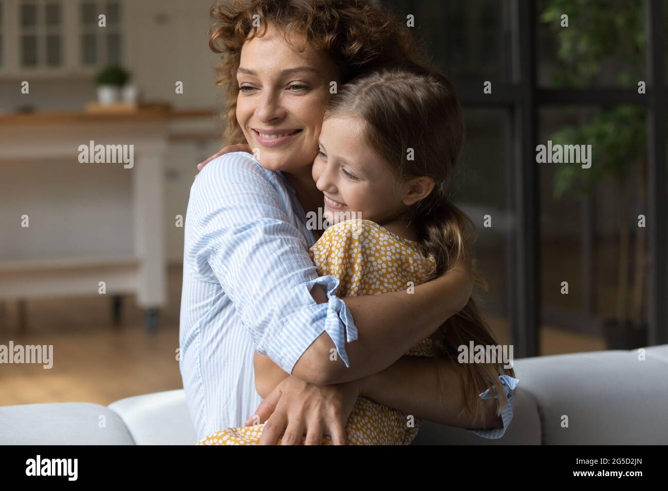 Felici generazioni diverse che legano la famiglia femminile mostrando sentimenti teneri. Foto Stock