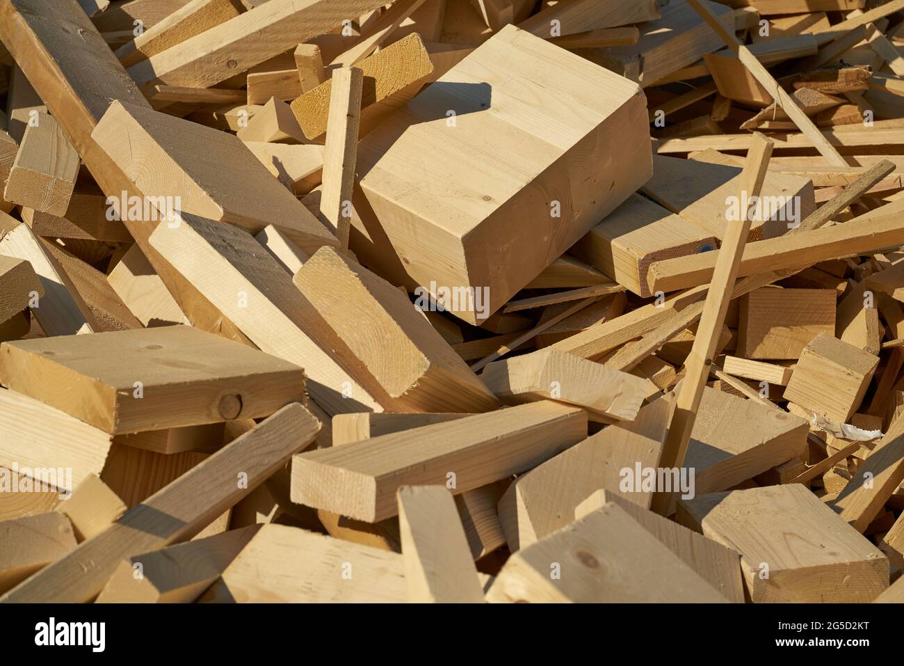 Resti di materiale da costruzione in legno nel deposito per la lavorazione in un impianto di pellet nel nord della città di Magdeburgo in Germania Foto Stock
