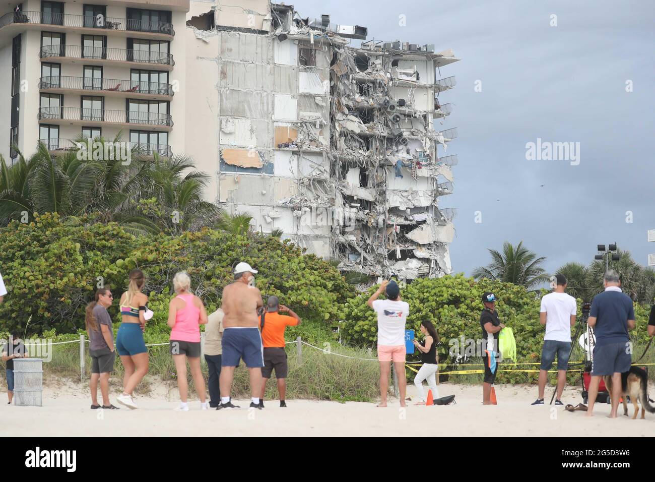 STATI UNITI. 25 Giugno 2021. La gente si riunisce dopo parte del Champlain Towers South Condo, a 12 piani con più di 100 unità a 8777 Collins Ave., è crollata intorno alle 2 del mattino giovedì 24 giugno 2021. (Foto di Susan Stocker/Sun Sentinel/TNS/Sipa USA) Credit: Sipa USA/Alamy Live News Foto Stock