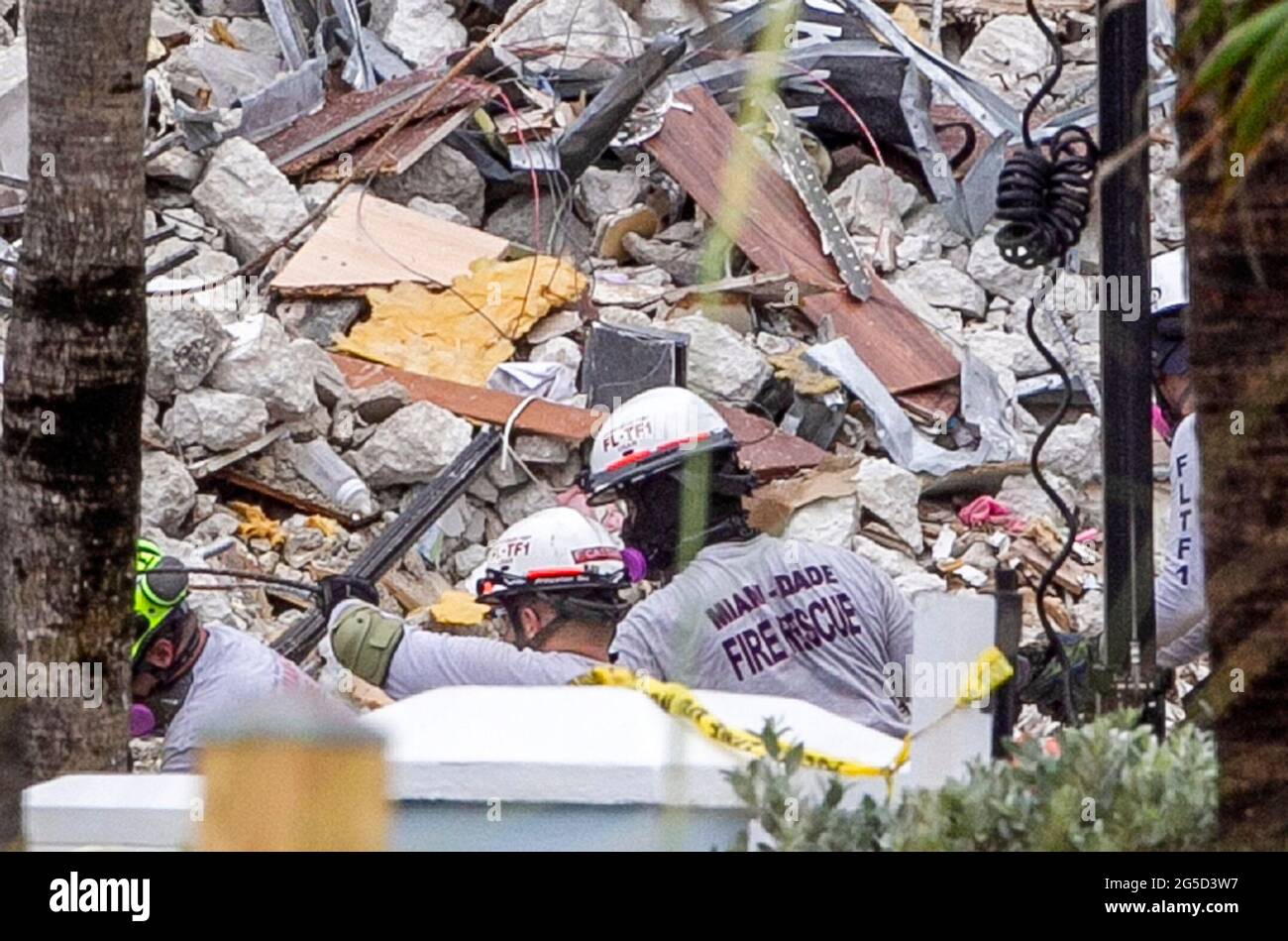 Surfside, Stati Uniti. 25 Giugno 2021. I membri del soccorso antincendio della contea di Miami-Dade sono visti sulle macerie presso il sito del Condo Sud delle Champlain Towers in Surfside venerdì 25 giugno 2021. (Foto di Pedro Portal/Miami Herald/TNS/Sipa USA) Credit: Sipa USA/Alamy Live News Foto Stock