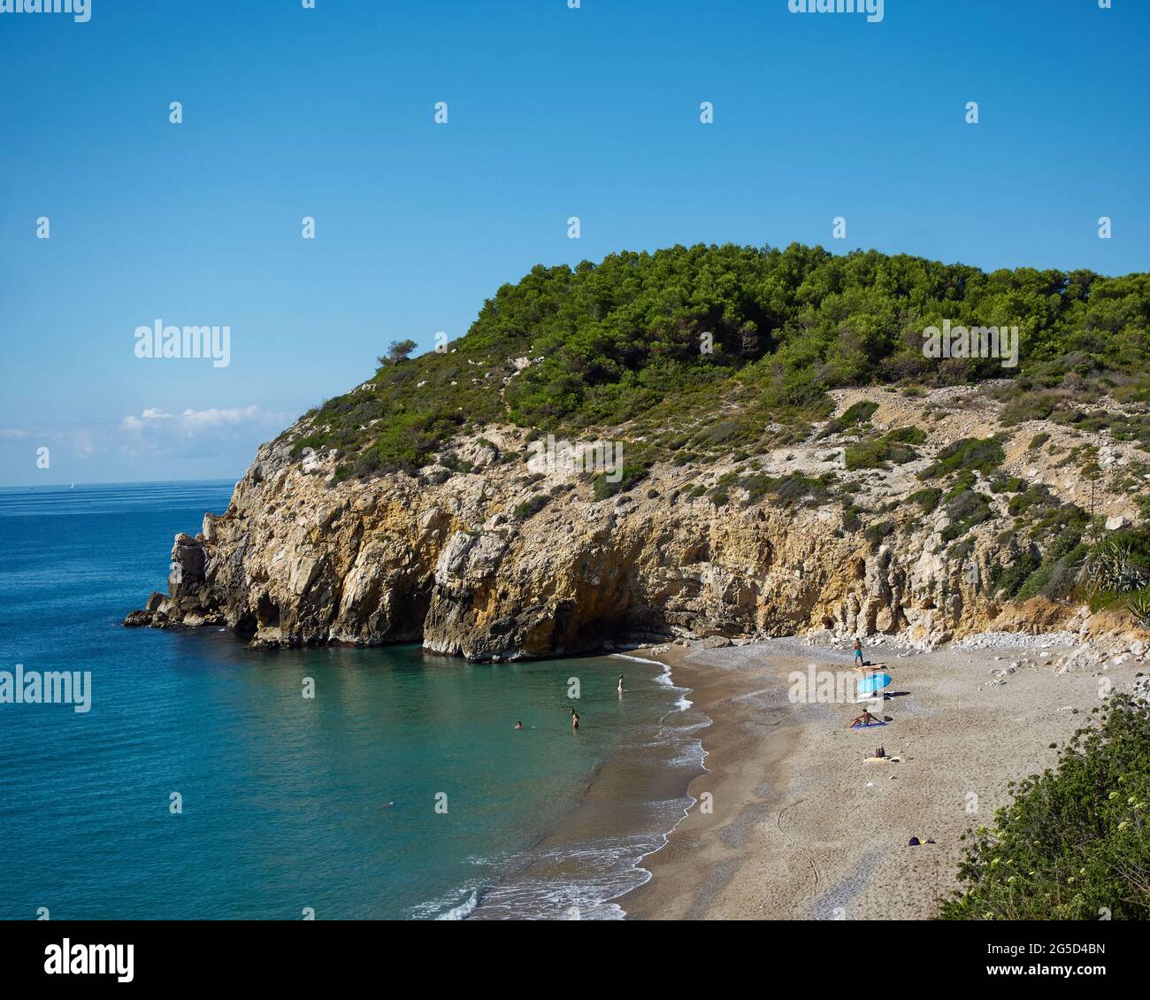 Fantastica vista della famosa spiaggia chiamata 'Home Mort Beach' di Sitges, Spagna in una soleggiata giornata di primavera Foto Stock