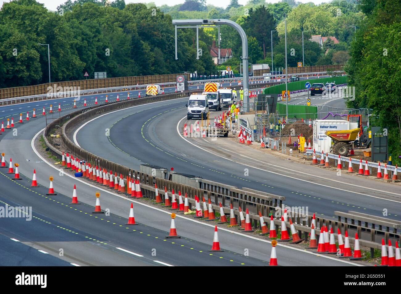 Langley, Berkshire, Regno Unito. 26 Giugno 2021. La M4 è ancora chiusa questo fine settimana in entrambe le direzioni tra l'uscita 5 per Langley e l'uscita 6 per Slough causando caos di traffico attraverso Slough e Datchet come veicoli deviare. La M4 sta per essere aggiornata a un'autostrada digitale Smart All Lanes che non avrà più una spalla dura, ma aree di rifugio intermittenti per guasti. Negli ultimi cinque anni nel Regno Unito sono morte 38 persone sulle autostrade intelligenti. Oggi è stata installata una nuova recinzione acustica lungo il perimetro M4. Credit: Maureen McLean/Alamy Live News Foto Stock