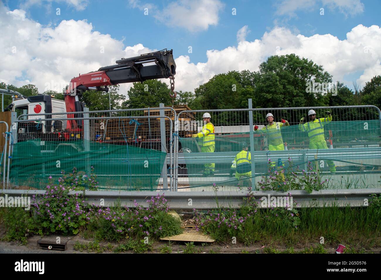 Langley, Berkshire, Regno Unito. 26 Giugno 2021. La M4 è ancora chiusa questo fine settimana in entrambe le direzioni tra l'uscita 5 per Langley e l'uscita 6 per Slough causando caos di traffico attraverso Slough e Datchet come veicoli deviare. La M4 sta per essere aggiornata a un'autostrada digitale Smart All Lanes che non avrà più una spalla dura, ma aree di rifugio intermittenti per guasti. Negli ultimi cinque anni nel Regno Unito sono morte 38 persone sulle autostrade intelligenti. Oggi è stata installata una nuova recinzione acustica lungo il perimetro M4. Credit: Maureen McLean/Alamy Live News Foto Stock