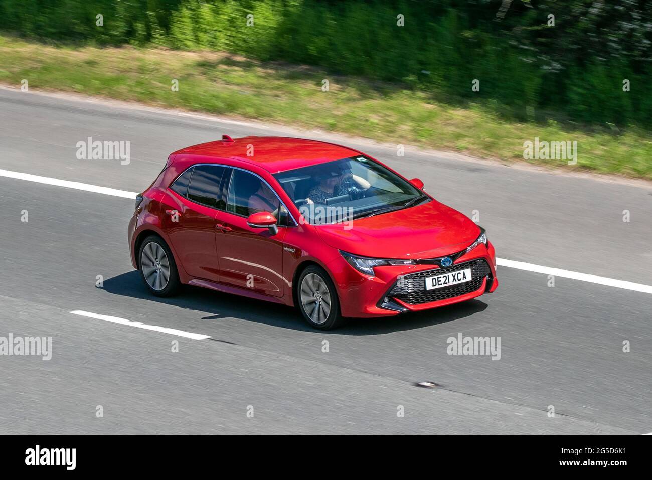 2021 rosso Toyota Dynamic 1 velocità ibrido elettrico automatico sulla M6 autostrada vicino Preston a Lancashire, Regno Unito Foto Stock