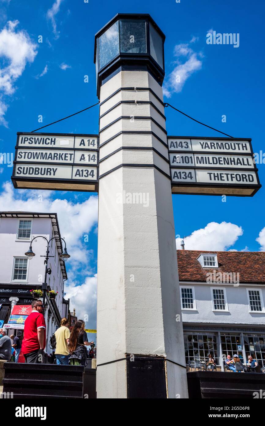 Bury St Edmunds - Pilastro di sale illuminate cartello stradale su Angel Hill. Costruito nel 1935, progettato da Basil Oliver internazionale in stile moderno. Foto Stock