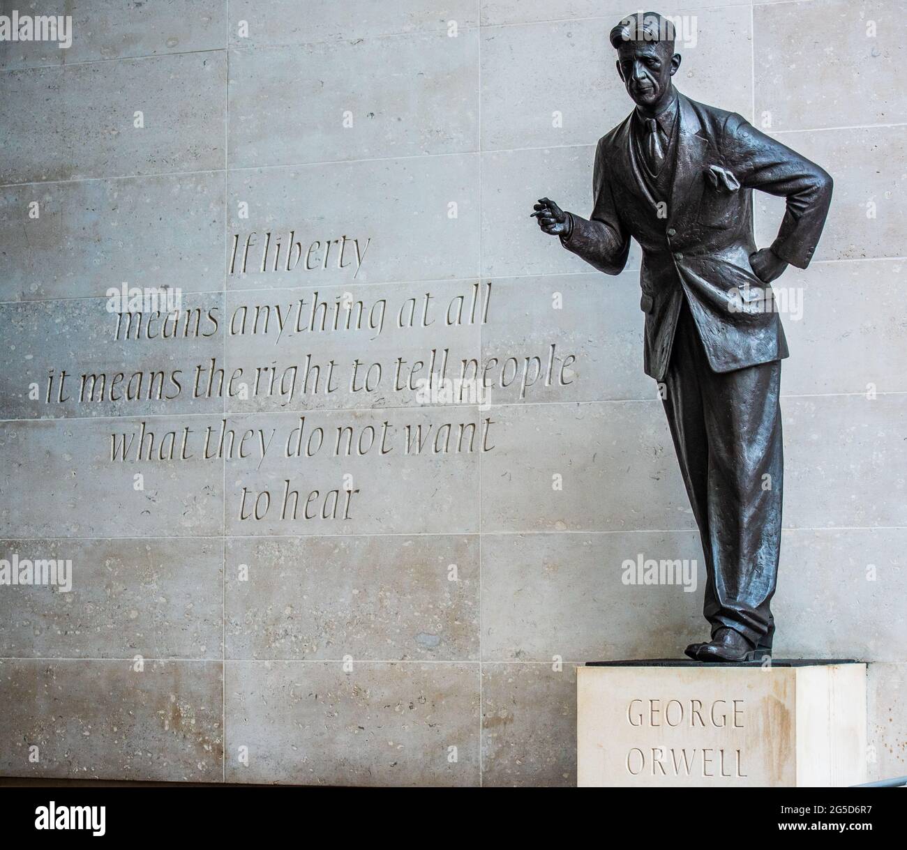 Statua della BBC George Orwell. Statua di Orwell e citazione fuori dalla BBC New Broadcasting House. La statua dello scultore Martin Jennings, fu svelata nel 2017 Foto Stock