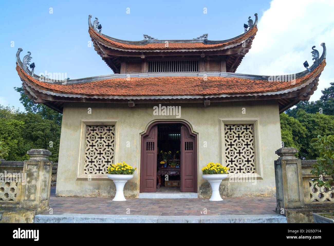 Antica pagoda buddista in cima alla porta Nord della cittadella di Thang Long. Hanoi, Vietnam Foto Stock
