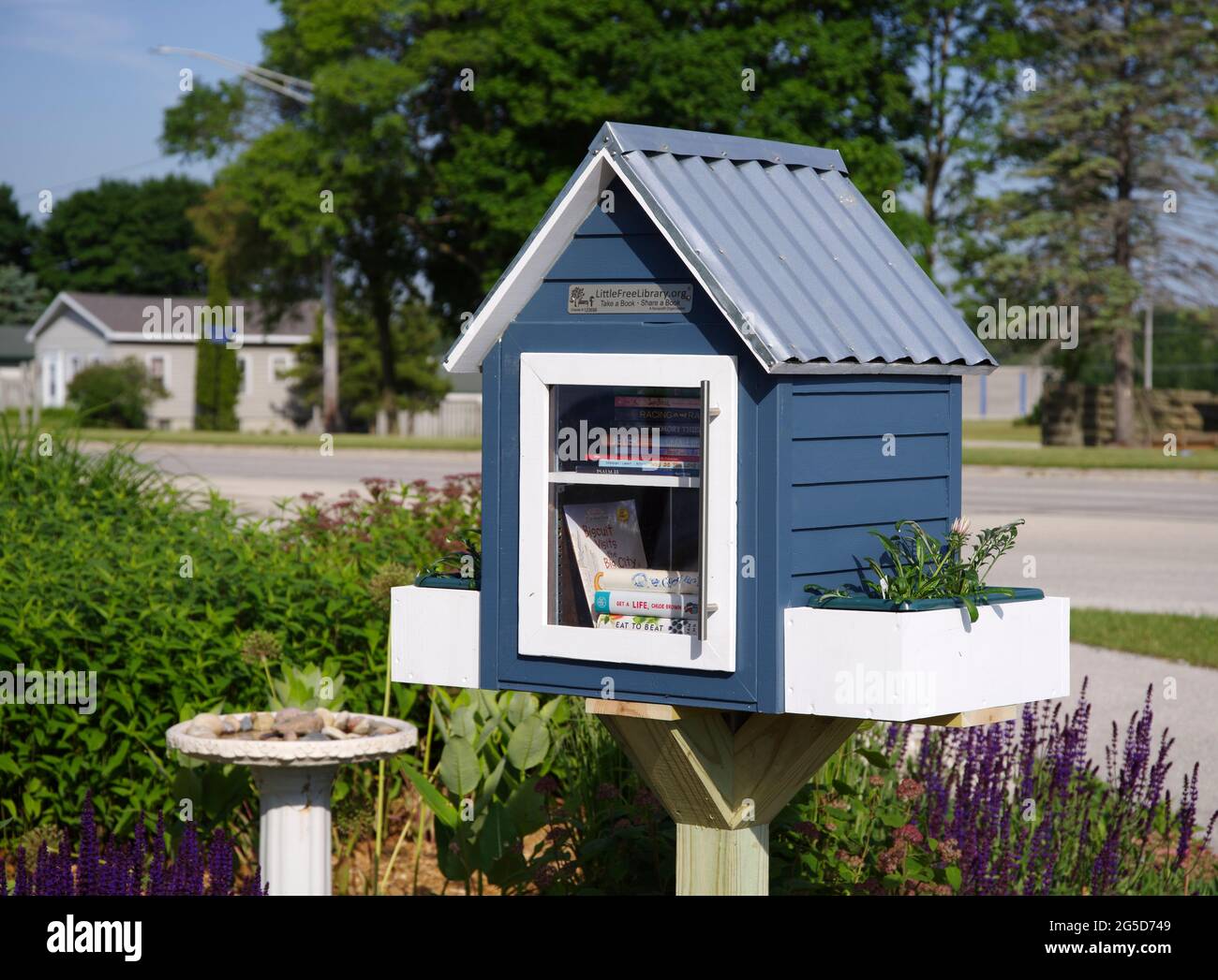 Little Free Library, Neighborhood Library o scambio di libri situato in giardino sul Mariner's Trail lungo il lago Michigan, Two Rivers, Wisconsin. Foto Stock