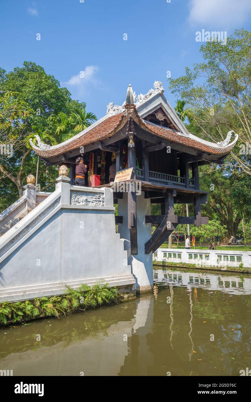 HANOI, VIETNAM - 10 GENNAIO 2016: Rinnovato tempio buddista della Pagoda di un pilastro in una giornata di sole Foto Stock