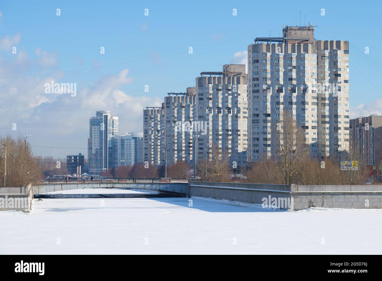 Novosmolenskaya argine del fiume Smolenka giorno soleggiato di febbraio. Inverno San Pietroburgo Foto Stock