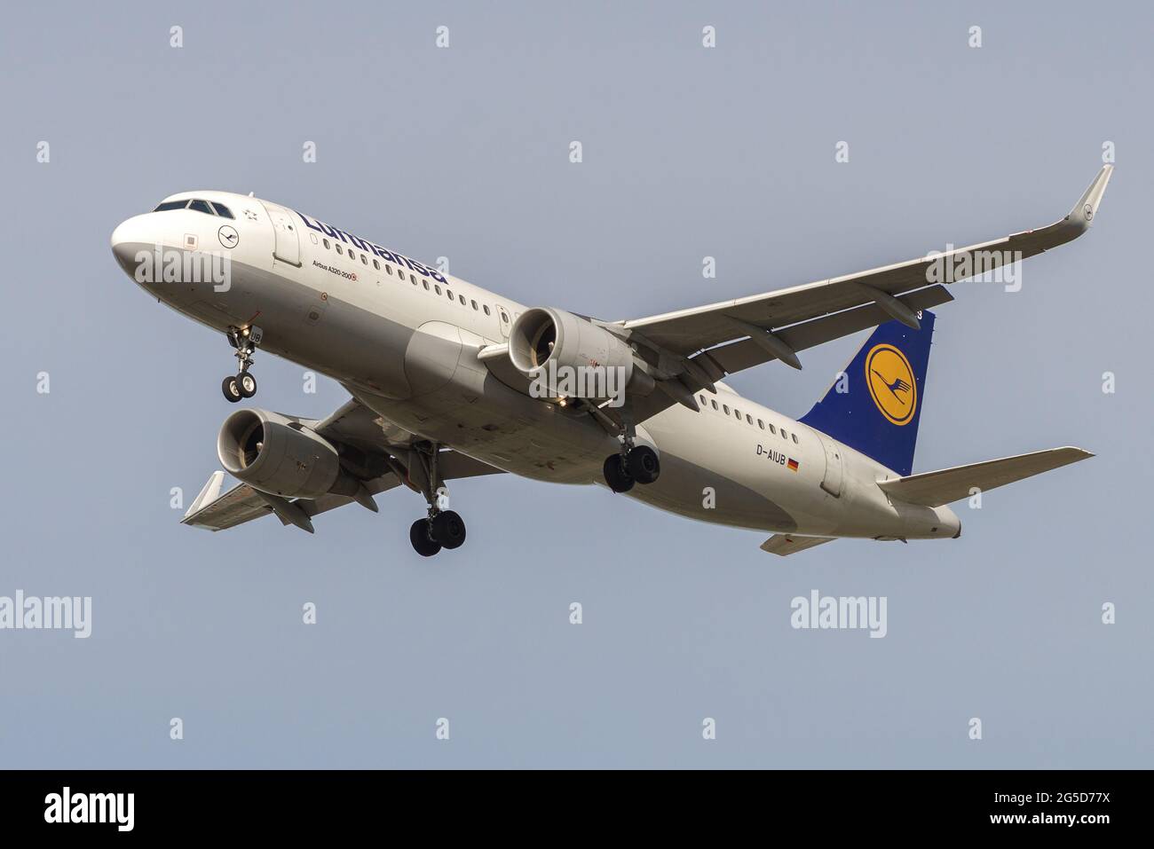 SAN PIETROBURGO, RUSSIA - 08 MAGGIO 2018: Aereo Airbus A320-200 (D-AIUB) di Lufthansa compagnie aeree in cielo nuvoloso Foto Stock