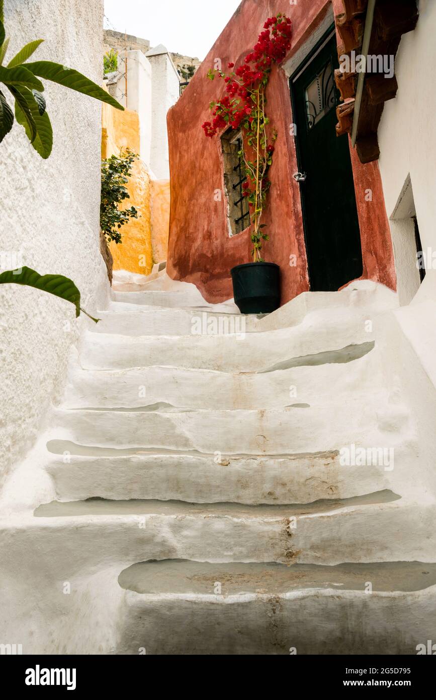 Stile architettonico delle Cicladi ai piedi dell'Acropoli chiamato Anaflotka da maestri costruttori delle isole greche. Foto Stock