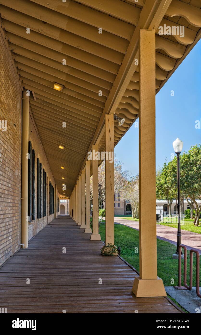 Portico presso il Cavalry Building, ex caserma di Fort Brown, al Brownsville Campus dell'Università del Texas Rio Grande Valley, a Brownsville, Texas, Stati Uniti Foto Stock