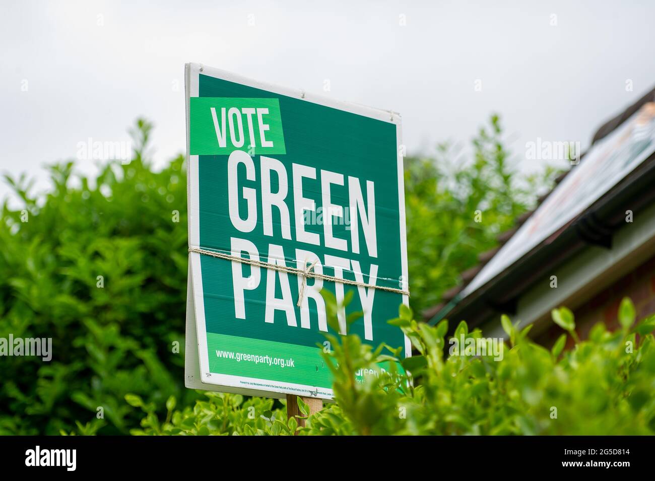 Amersham, Buckinghamshire, Regno Unito. 25 Giugno 2021. In seguito alle elezioni in Amersham e Chesham, i segni del Partito Verde rimangono in Amersham per il candidato Carolyne Culver. I conservatori hanno perso il loro posto ai liberaldemocratici, tuttavia, il Partito Verde ha battuto il Partito Laburista nelle elezioni di by-election. Il Consigliere del Partito Verde Carolyne Culver è Anti-HS2. La costruzione della ferrovia ad alta velocità 2 sta avendo un enorme impatto negativo sui Chilterns e molti residenti locali si sono rifiutati di votare Tory a causa di HS2. Credito: Maureen McLean/Alamy Foto Stock