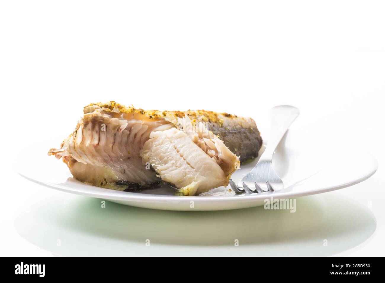 pesce cotto al forno con spezie, spezie isolate su sfondo bianco Foto Stock