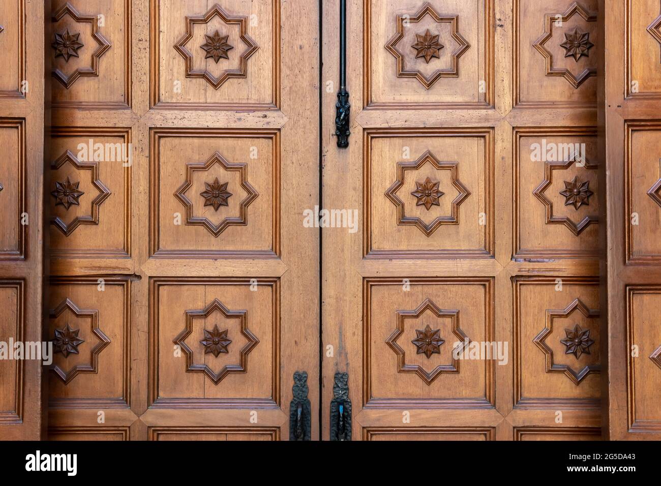 Porte in legno intagliato di accesso all'ingresso della chiesa della città maiorchina di Campos Foto Stock