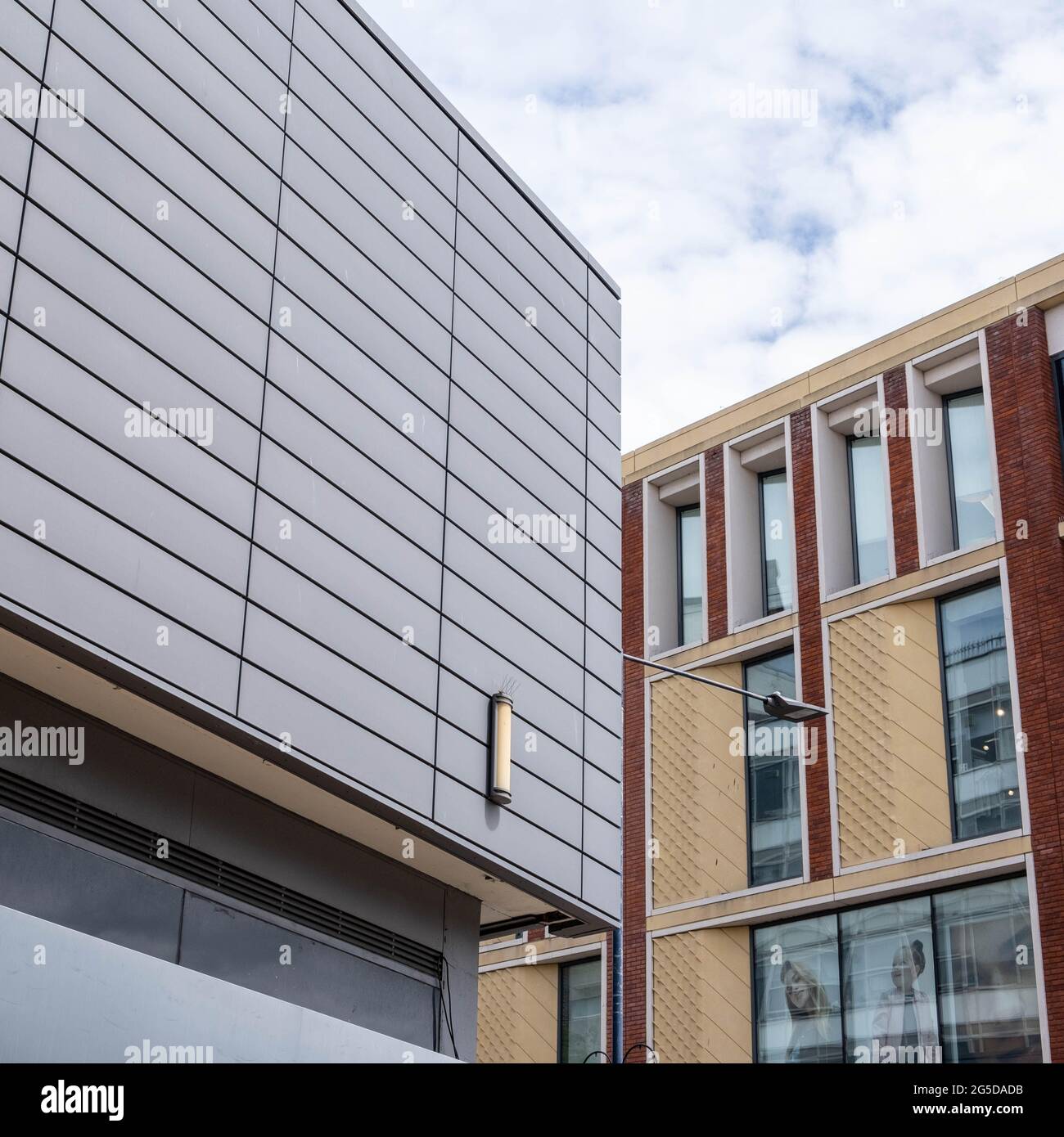 Kingston London UK, giugno 26 2021, primo piano dell'architettura moderna del centro città e rivestimento esterno senza persone Foto Stock