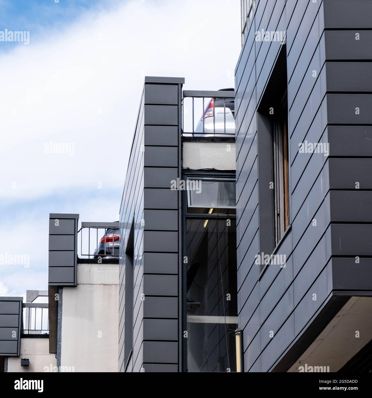 Kingston London UK, giugno 26 2021, primo piano dell'architettura moderna del centro città e rivestimento esterno senza persone Foto Stock