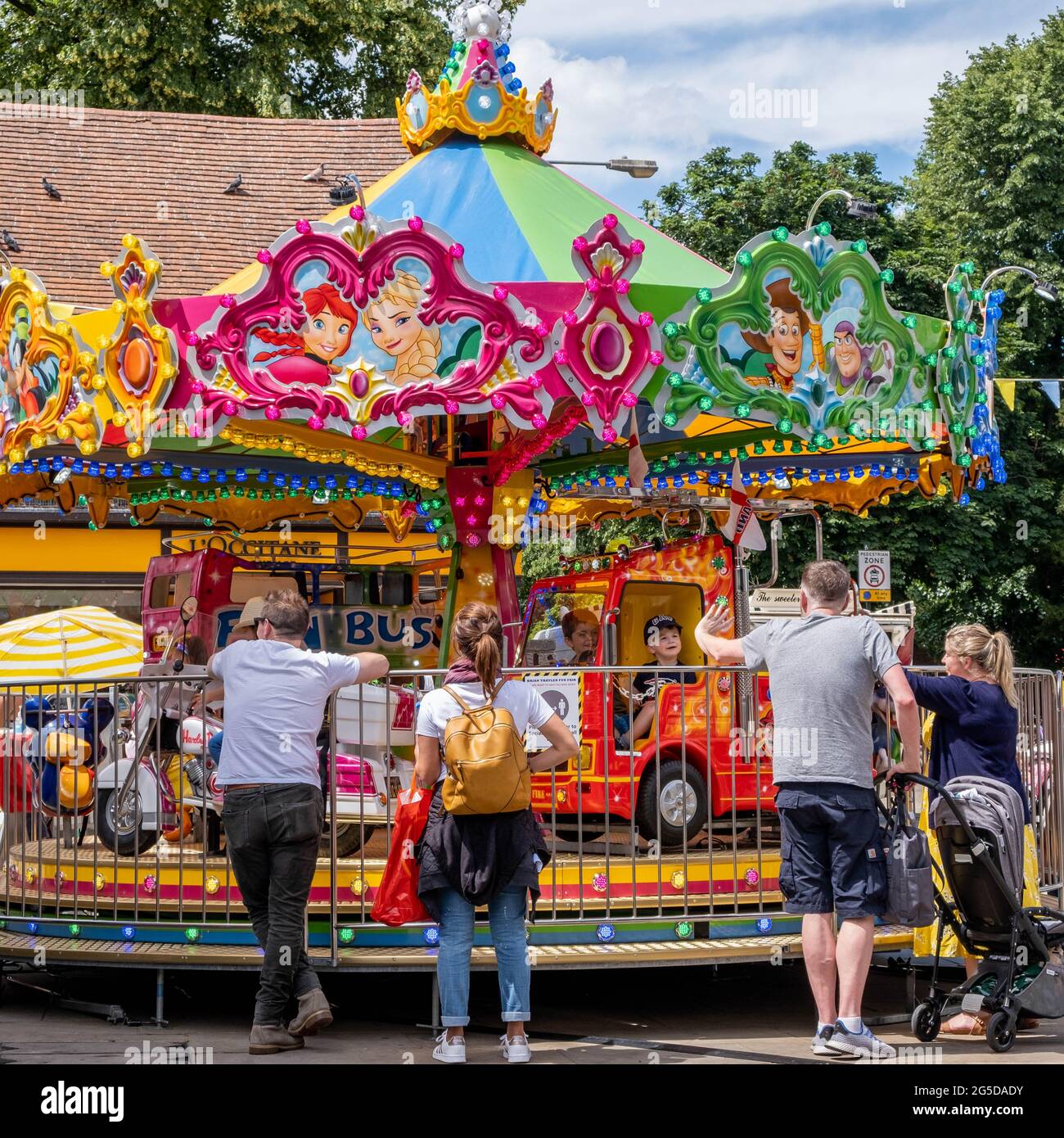 Kingston London UK, giugno 26 2021, i genitori che guardano i bambini in un giro alla rotatoria di Fairground Foto Stock