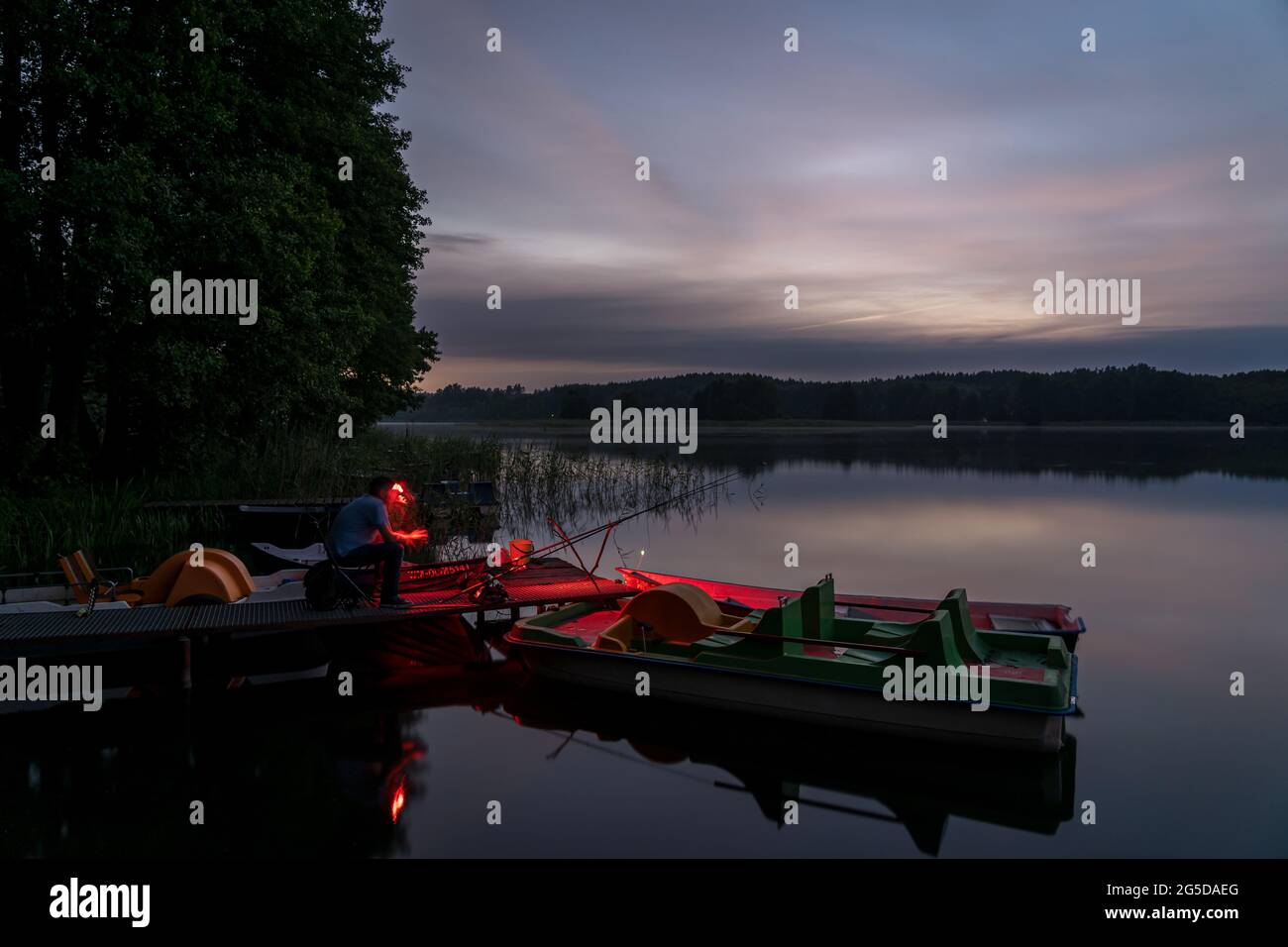 Pesca al tramonto sul lago Kalwa a Mazury (Polonia) Foto Stock