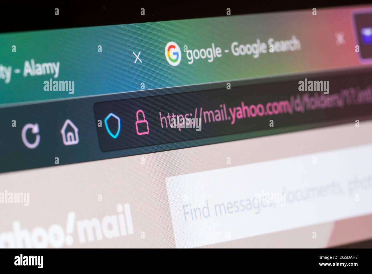 Macro di Hypertext Transfer Protocol Secure (HTTPS) e un lucchetto nella barra degli indirizzi Internet di un sito Web che ne mostra la sicurezza Foto Stock