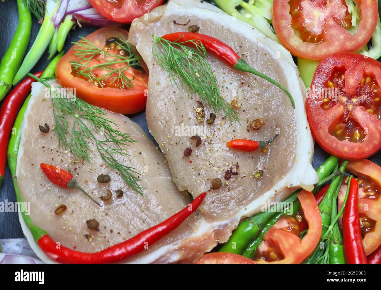 Carne su fondo leggero, verdure e spezie, cipolle, peperoni rossi e verdi, zenzero Foto Stock