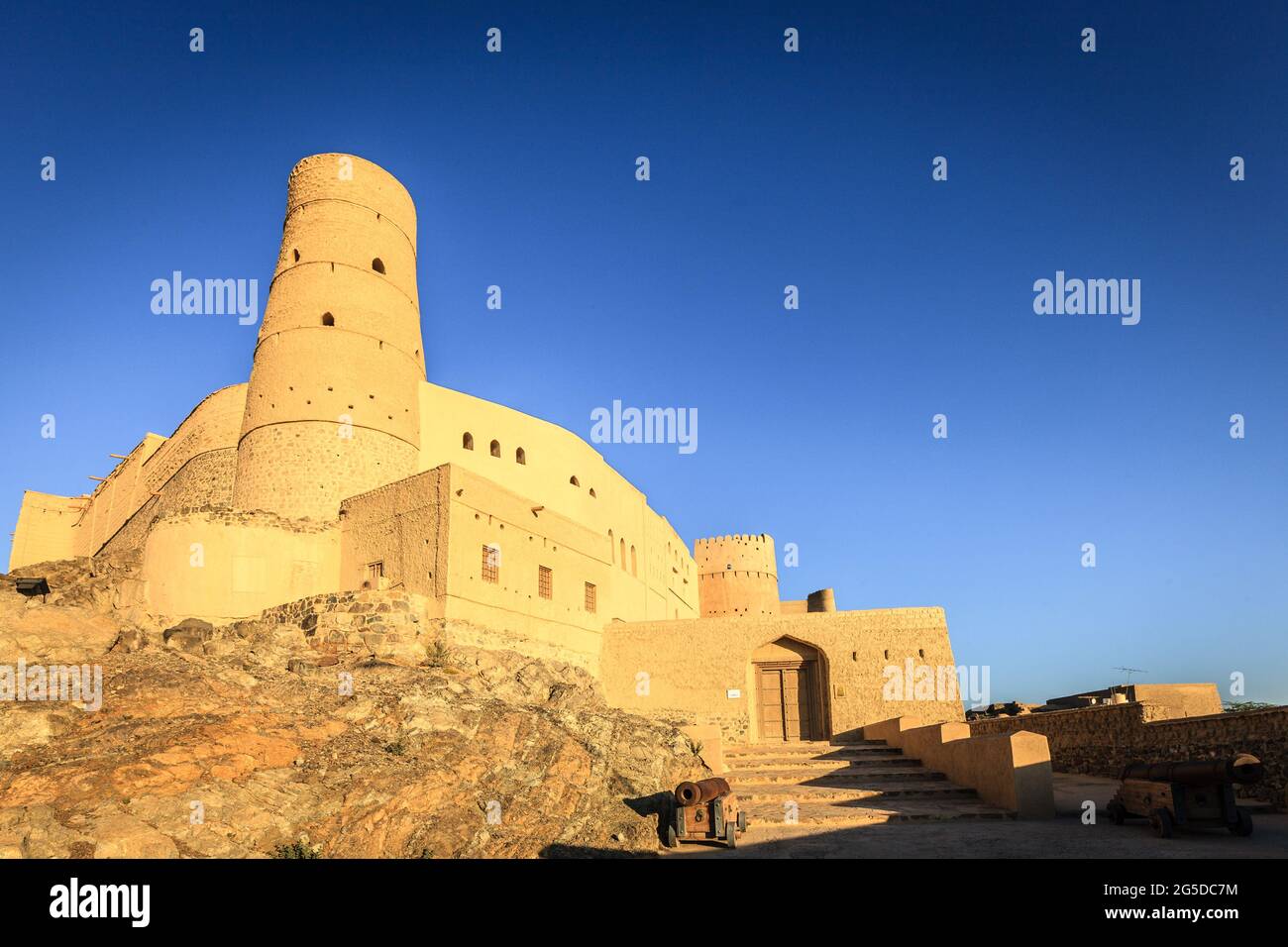 Ingresso principale al Forte Bahla vicino a Nizwa in Oman Foto Stock