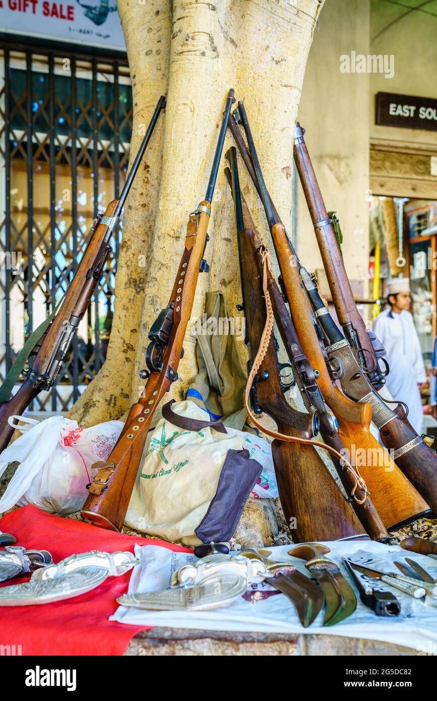 Fucili e coltelli da caccia in mostra al mercato delle armi venerdì a Nizwa, Oman Foto Stock
