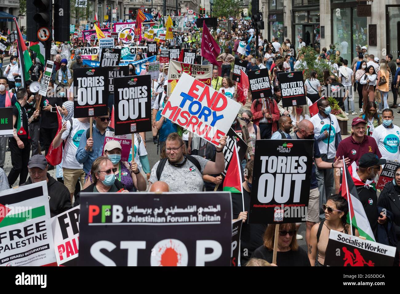 Londra, Regno Unito. 26 Giugno 2021. I manifestanti attraversano il centro di Londra durante l'Assemblea popolare contro la dimostrazione nazionale dell'austerità. I manifestanti di varie organizzazioni protestano contro la gestione da parte del governo della pandemia del coronavirus e chiedono la rinazionalizzazione delle industrie chiave, la lotta al razzismo istituzionale e l'azione sull'emergenza climatica. Credit: Wiktor Szymanowicz/Alamy Live News Foto Stock