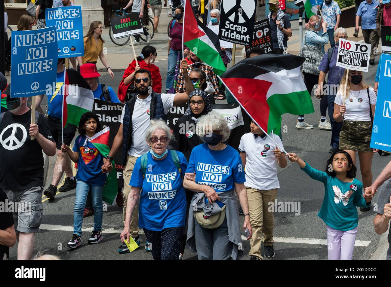 Londra, Regno Unito. 26 Giugno 2021. I manifestanti attraversano il centro di Londra durante l'Assemblea popolare contro la dimostrazione nazionale dell'austerità. I manifestanti di varie organizzazioni protestano contro la gestione da parte del governo della pandemia del coronavirus e chiedono la rinazionalizzazione delle industrie chiave, la lotta al razzismo istituzionale e l'azione sull'emergenza climatica. Credit: Wiktor Szymanowicz/Alamy Live News Foto Stock
