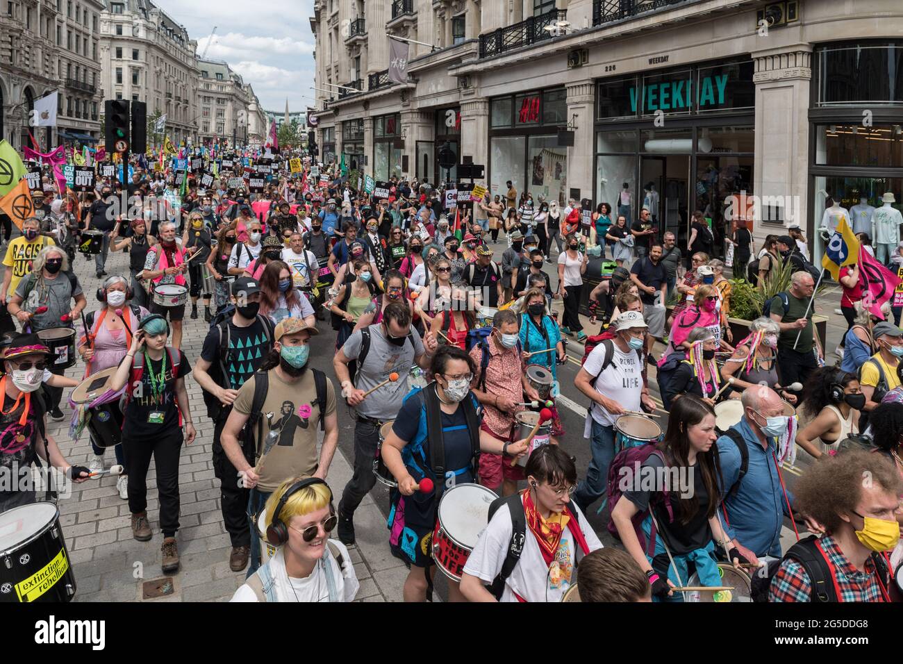 Londra, Regno Unito. 26 Giugno 2021. I manifestanti attraversano il centro di Londra durante l'Assemblea popolare contro la dimostrazione nazionale dell'austerità. I manifestanti di varie organizzazioni protestano contro la gestione da parte del governo della pandemia del coronavirus e chiedono la rinazionalizzazione delle industrie chiave, la lotta al razzismo istituzionale e l'azione sull'emergenza climatica. Credit: Wiktor Szymanowicz/Alamy Live News Foto Stock