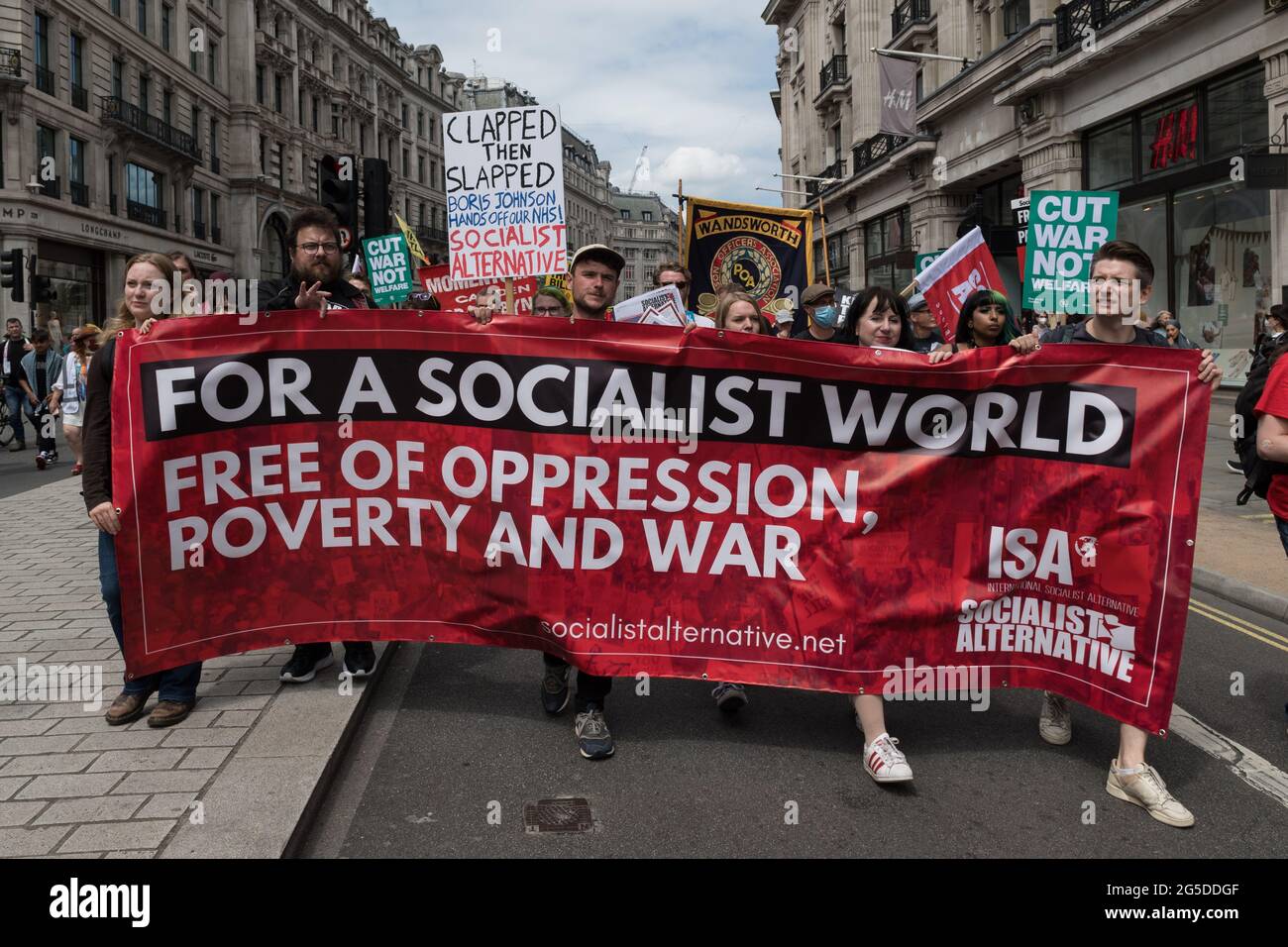 Londra, Regno Unito. 26 Giugno 2021. I manifestanti attraversano il centro di Londra durante l'Assemblea popolare contro la dimostrazione nazionale dell'austerità. I manifestanti di varie organizzazioni protestano contro la gestione da parte del governo della pandemia del coronavirus e chiedono la rinazionalizzazione delle industrie chiave, la lotta al razzismo istituzionale e l'azione sull'emergenza climatica. Credit: Wiktor Szymanowicz/Alamy Live News Foto Stock