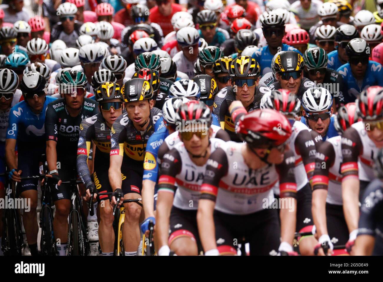 Ciclismo - Tour de France - Stage 1 - Brest to Landerneau - France - June 26, 2021 il peloton in azione REUTERS/Stephane Mahe Foto Stock