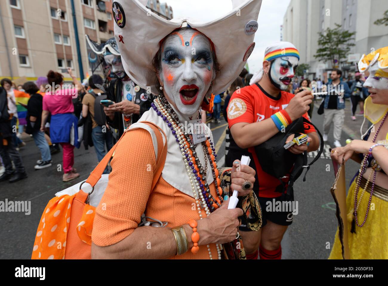 La marcia Pride Parigi 2021 partì dalla periferia (Pantin) per la prima volta, la folla era lì nonostante l'assenza di galleggianti Foto Stock