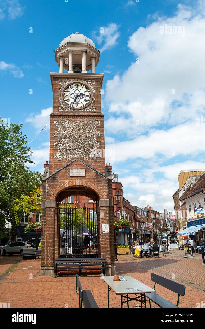 Chesham, Buckinghamshire, Regno Unito. 25 Giugno 2021. La Torre dell'Orologio. Il centro di Chesham era tranquillo questo pomeriggio. Il tasso di casi positivi di Covid-19 per 100,000, tuttavia, è aumentato in Chilterns a 70.9, (68) per la settimana che termina il 21 giugno dal 39.6, (38) dalla settimana prima . Credito: Maureen McLean/Alamy Foto Stock