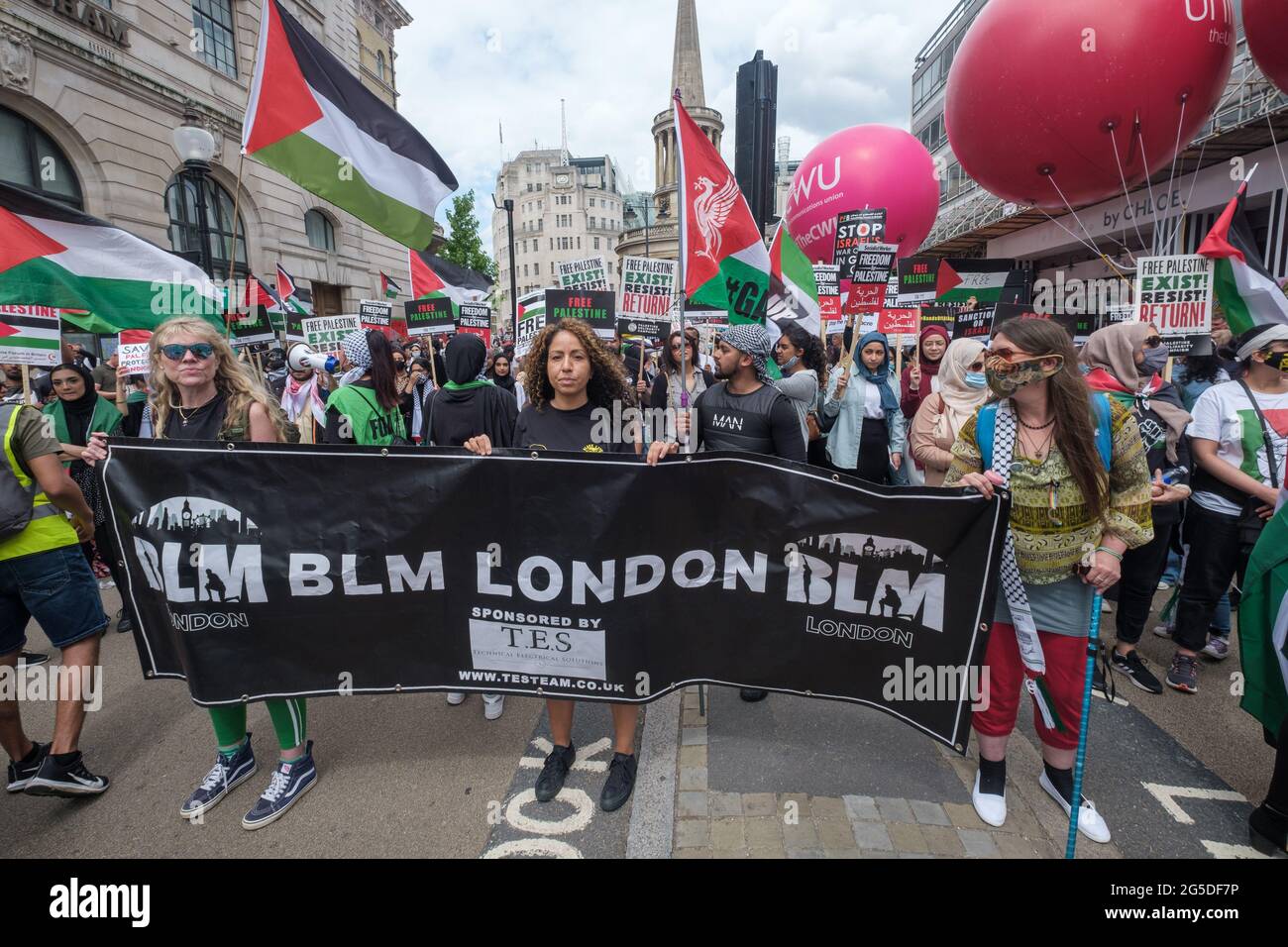 Londra, Regno Unito. 26 giugno 2021. Banner BLM London. Oltre cinquemila persone si sono unite all'Assemblea popolare per attraversare Londra contro i fallimenti del governo Tory durante la pandemia, agendo troppo tardi, consegnando contratti a amici e non riuscendo a premiare i lavoratori chiave per i loro sacrifici. Hanno chiesto una "nuova normalità" con la fine della privatizzazione dell'NHS, alloggi dignitosi, un'azione reale sul cambiamento climatico, alloggi dignitosi, la fine di pratiche occupazionali sleali e il saccheggio di politici corrotti. Peter Marshall/Alamy Live News Foto Stock